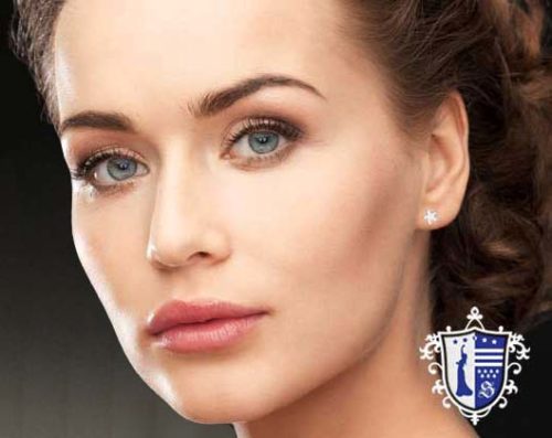 Frau mit Stern-Ohrsteckern